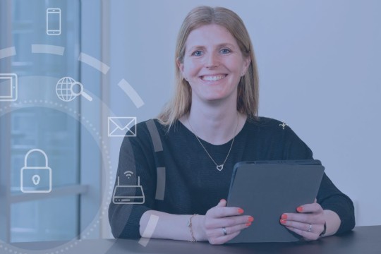 Das Bild zeigt eine lächelnde Frau mit einem Tablet in den Händen. Daneben sind Symbole für IT-Sicherheit.