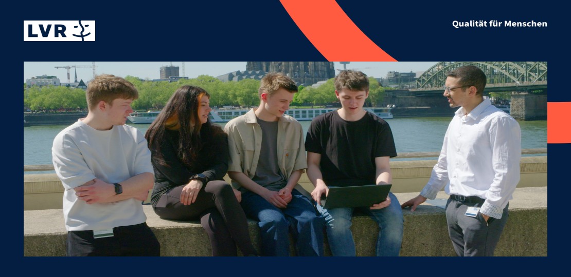 Vorschaubild zum Video zeigt Auszubildende am Rhein mit Köln Skyline im Hintergrund