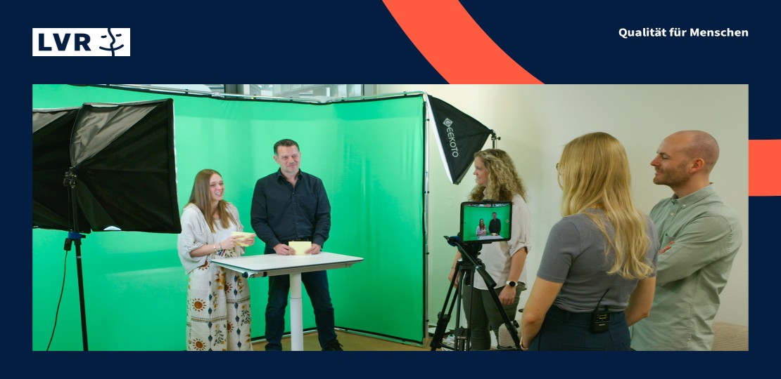 Vorschaubild zum Video Digitallabor zeigt mehrere Personen bei der Aufnahme eines Videos vor einem Green Screen