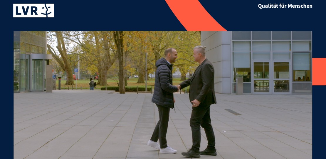 Vorschaubild zum AfB Video zeigt zwei Männer auf einem Platz beim Handshake