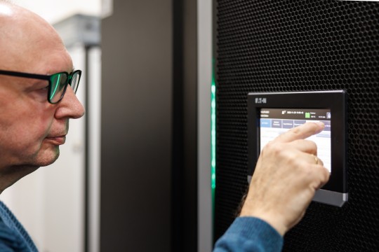 RZ-Manager Dieter Ditze tippt auf ein Display an der UV-Steuerung.